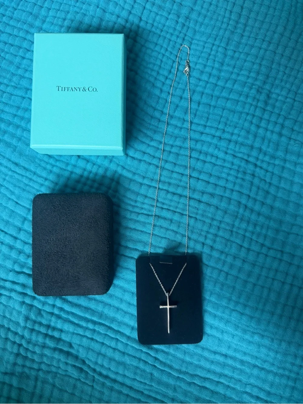 NIB Authentic Tiffany & Co. 18k gold Metro Cross Pendant Necklace